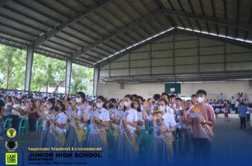 Newly inducted Teen PillariCANs raise their right hands as they recite their pledge.